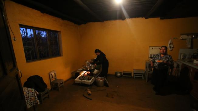 Las hornillas y las cocinas grandes son normales en Aldana. Las personas las usan para calentarse.