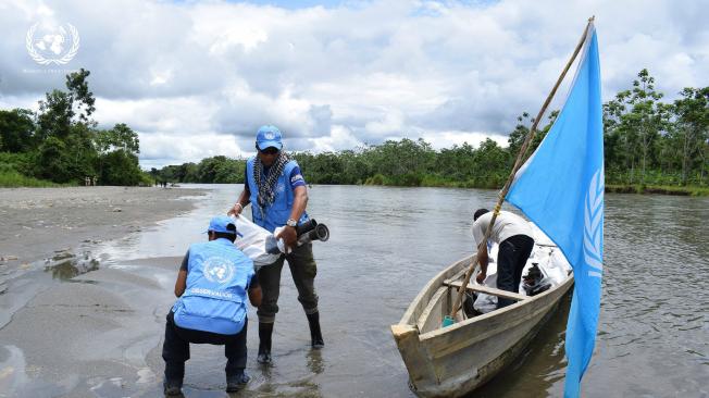Observadores de la ONU durante la extracción de las armas de Vidrí, en los límites de Chocó y Antioquia. El primer tramo fue en canoas.