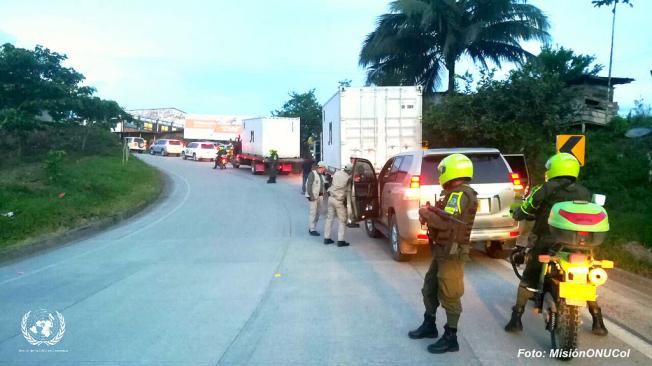La policía escoltó los traslados del armamento. En la imagen, una caravana en Pradera, Putumayo.