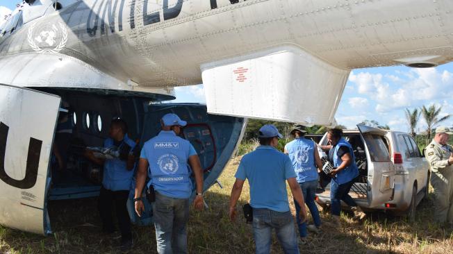 Funcionarios de la ONU suben a un helicóptero las armas entregadas en Colinas, Guaviare, para su traslado.