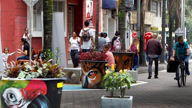 La tradicional avenida La Playa empezó a ser transformada con 21 bahías peatonales pintadas de colores vivos y figuras.