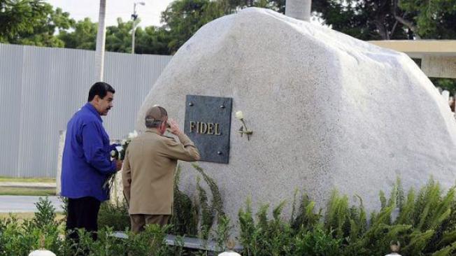 Nicolás Maduro, acompañado del mandatario cubano, Raúl Castro, en la tumba del fallecido líder cubano Fidel Castro,  para honrar el que habría sido su 91 cumpleaños.