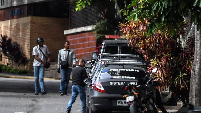 Varias patrullas del Servicio de Inteligencia de Venezuela allana la vivienda de la exfiscal Luisa Ortega.