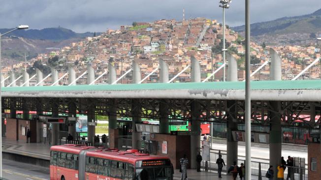 Vándalos atacaron bus de TransMilenio frente al portal El Tunal