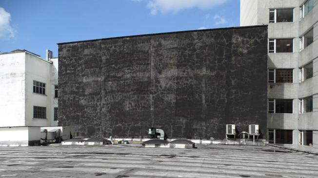 En una antigua pared negra de 12 metros de alto por 24 de ancho se levantó la obra.