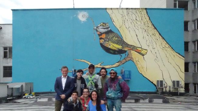 Ellos son los estudiantes de la Universidad Jorge Tadeo Lozano, que pintaron el mural.