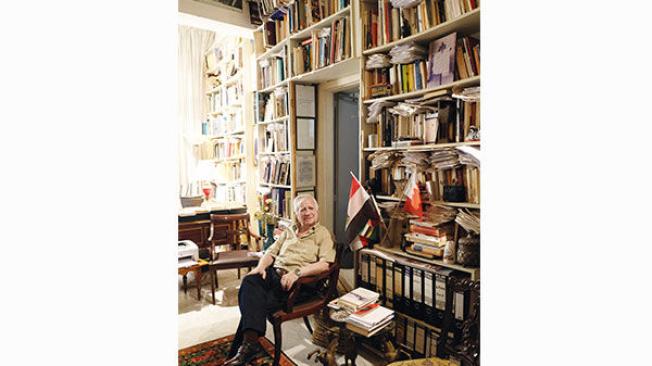 El periodista español Tomás Alcoverro en su apartamento en Beirut, Líbano.