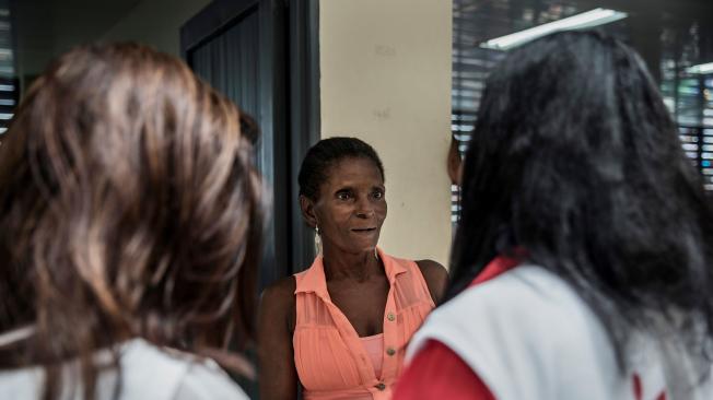 Eunice, de 56 años, ha sido desplazada junto a su familia por el conflicto armado. Lleva a su nieto a la clínica de salud mental de MSF. “Estaba muy agresivo, pero ahora está más calmo”. Marta Soszynska/MSF