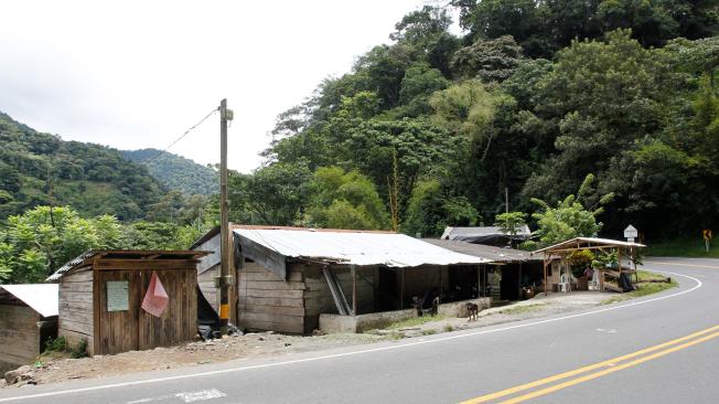 Poco a poco los habitantes de Choromandó han reconstruido sus viviendas al lado de la carretera.