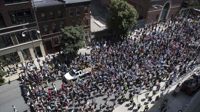 Así se vio la marcha de este sábado en Boston, que terminó en choques con la Policía, aunque menores a los de la semana pasada.