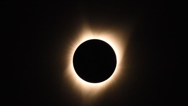 En Oregon el Sol hizo un anillo alrededor de la Luna, que fue visto por miles de personas.