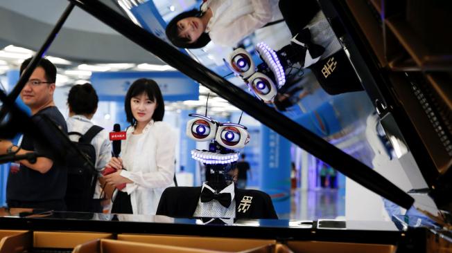 La Inteligencia Artificial (AI por sus siglas en inglés) ya está siendo usada en el mundo para diferentes actividades. En la fotografía: El robot  "Teo Tronico" toca el piano y canta canciones populares en la Conferencia Mundial de Robótica de 2017 en China.
