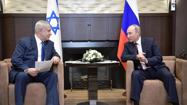 El primer ministro israelí, Benjamin Netanyahu, dijo a su homólogo ruso, Vladimir Putin, que con esfuerzos conjuntos 'estamos derrotando al Estado Islámico y esto es muy importante'.