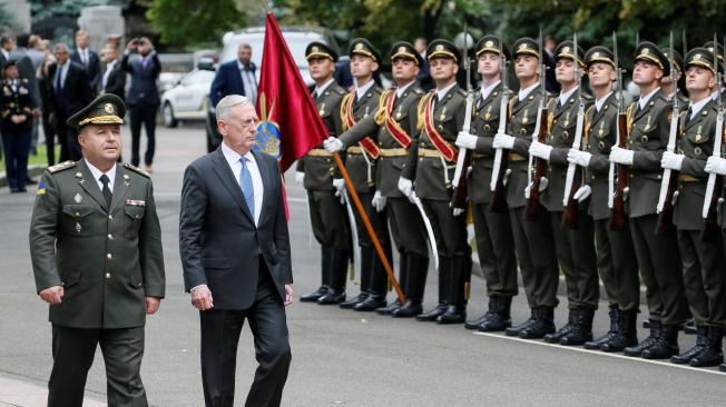 El Ministro de Defensa, James Mattis fue recibido en Kiev, capital de Ucrania, en una calle de honor.
