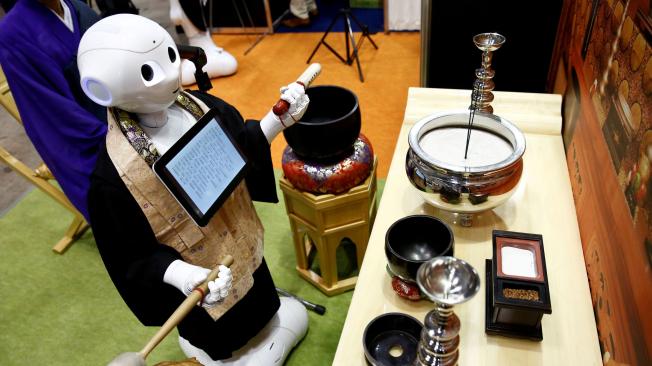 El robot humanoide "Pepper" de la compañía SoftBank Group Corp ahora podrá alquilarse para ceremonias funerarias budistas.