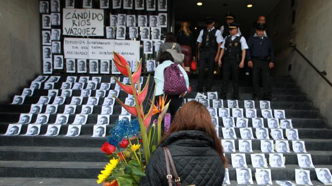 El periodista mexicano Cándido Ríos Vázquez, quien figuraba en un programa de protección gubernamental, y otros dos individuos murieron hoy asesinados en el estado oriental de Veracruz, informó la Comisión Estatal para la Atención y Protección de los Periodistas (CEAPP).