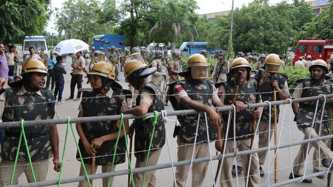 Policías aseguran una zona durante disturbios en Panchkula, India, luego de que 250 personas resultaran heridas y un millar arrestadas en enfrentamientos con las fuerzas de seguridad.