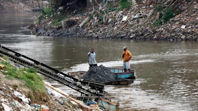 El río Cauca sufre grandes descargas de contaminación. Los escombros abundan en sus orillas