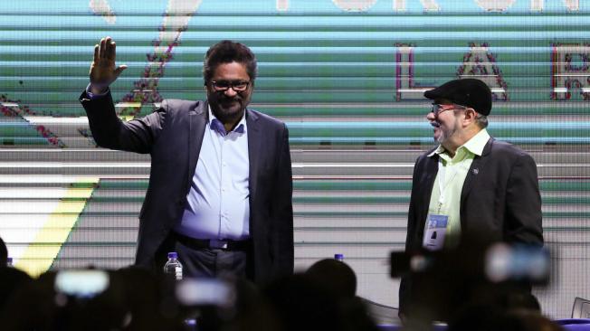 Iván Máquez (izq.) y Rodrigo Londoño, jefes de las Farc, instalaron el congreso del que saldrán las bases del partido.