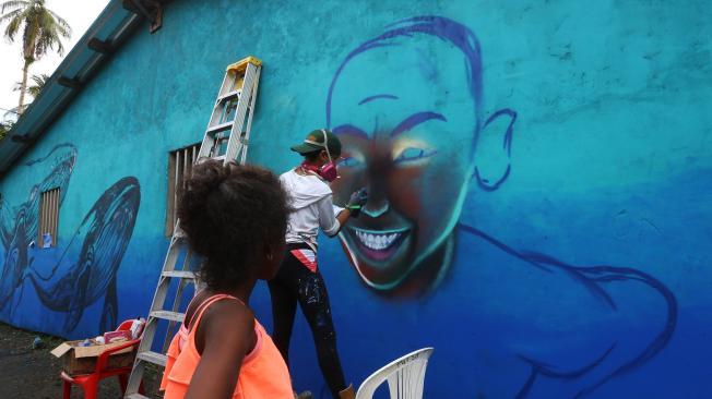 El proyecto llamado ‘Juanchacolor’ reunió a artistas y grafiteros de la fundación Terrón Coloreado, junto con la Fuerza Armada y la población, para pintar las fachadas de 134 casas.