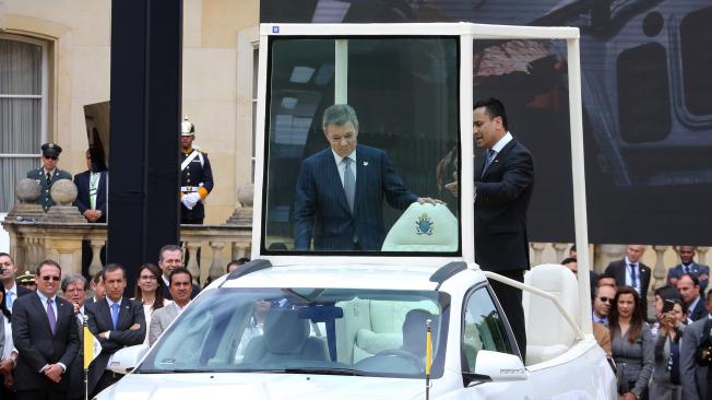 El presidente Santos exploró el papamóvil por dentro y por fuera.
