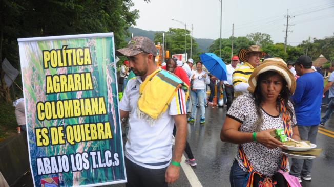 Con carteles, agricultores y arroceros del Meta marcharon ayer por la vía Villavicencio-Bogotá.