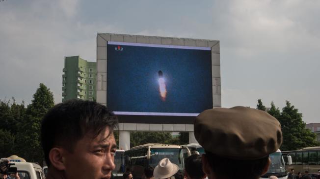 Una pantalla para el público muestra el proyectil lanzado, que recorrió 2.700 kilómetros a una altitud máxima de unos 550 km, antes de estrellarse en el Pacífico.