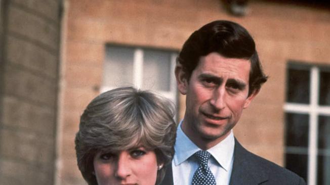 Fotografía de archivo de la princesa Diana, junto a su entonces prometido el príncipe Carlos, posando el 24 de febrero de 1981, día en el que anunciaron su compromiso en los jardines del Palacio de Buckingham, en Londres.
