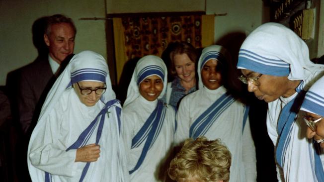 Diana no tenía problema para abrazar y consolar a los necesitados, como a este paciente en una de la misiones de la Madre Teresa.