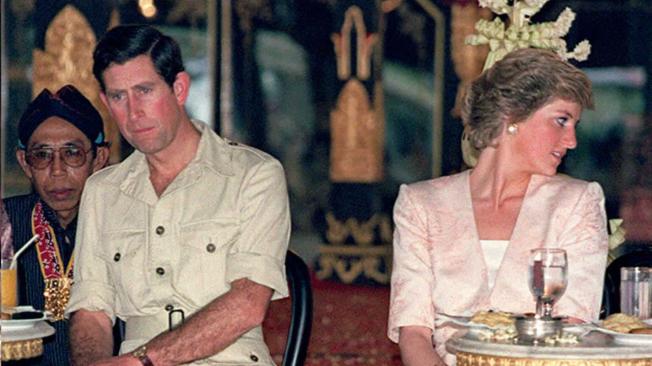 El cuento de hadas del matrimonio de Diana con el príncipe Carlos de Inglaterra se transformó pronto en la ‘guerra de los Gales’.