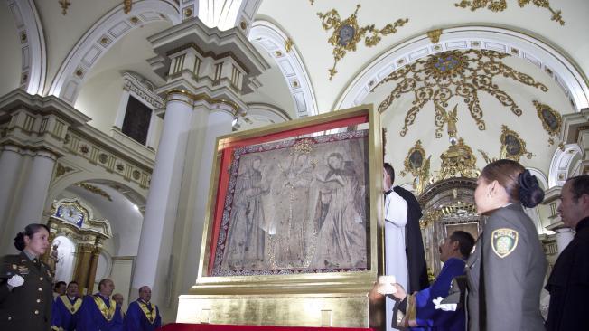 La imagen de la Virgen del Rosario tiene varios marcos para ser transportada y, dependiendo de este, puede variar su peso.