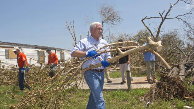 El vicepresidente de Estados Unidos, Mike Pence, se suma a los voluntarios que ayudan a recoger los daños que ha dejado la tormenta.