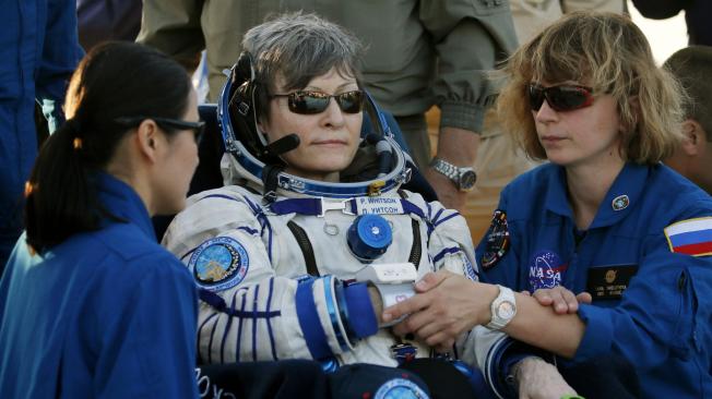 La astronauta de la NASA Peggy Whitson recibió asistencia médica después de aterrizar en una zona remota fuera de la ciudad de Zhezkazgan, Kazajstán