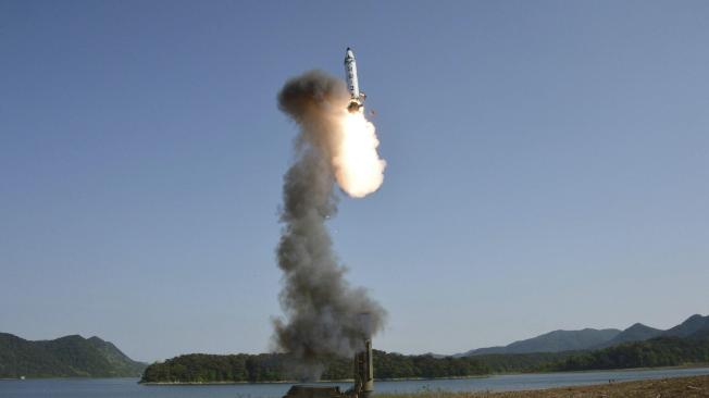 El 6 de marzo del 2017, Pyongyang lanza cuatro misiles balísticos asegurando que se trata de un ejercicio para alcanzar bases de Estados Unidos en Japón. Luego, el 14 de mayo del 2017, Corea del Norte lanza un misil que vuela 700 km antes de impactar en el mar de Japón. Los analistas estiman la capacidad de alcance del proyectil en 4.500 km, lo que deja a la isla de Guam en el rango de acción.