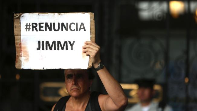 Los guatemaltecos han protestado frente al Palacio Nacional para exigir la renuncia del presidente de Guatemala Jimmy Morales y para mostrar su apoyo al jefe de la Comisión Internacional contra la Impunidad en Guatemala (Cicig), Iván Velasquéz.