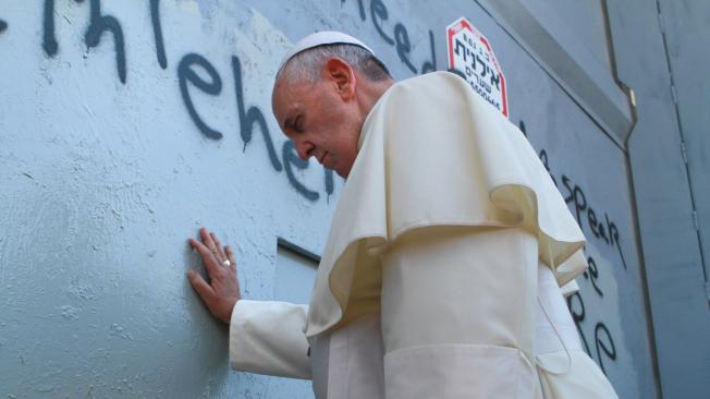 El papa Francisco oró en la barrera de separación entre Israel y Palestina el 25 de mayo de 2014.