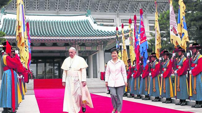 El papa Francisco durante su visita a Corea del Sur con la expresidenta Park Geun-hye.