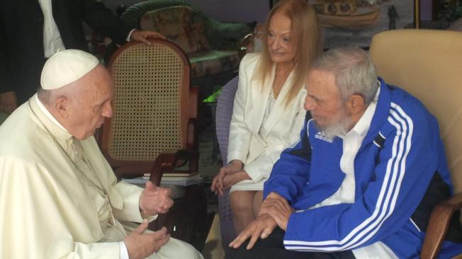 El papa se reunió con Fidel Castro y su esposa durante su visita a La Habana.