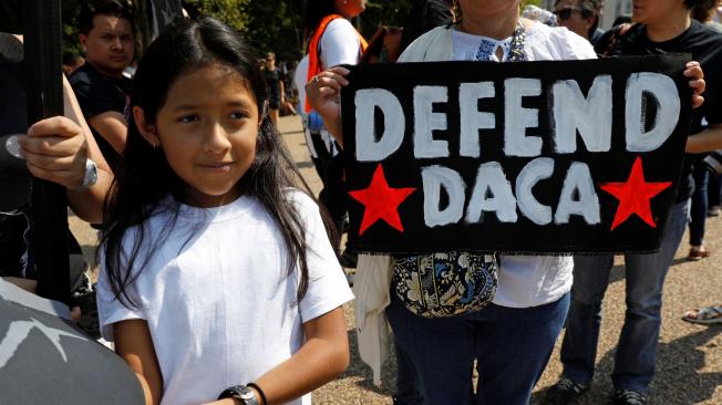 Manifestantes protestan frente a la Casa Blanca luego de la decisión del gobierno de Donald Trump de cortar los planes del programa DACA para los llamados 'dreamers'.