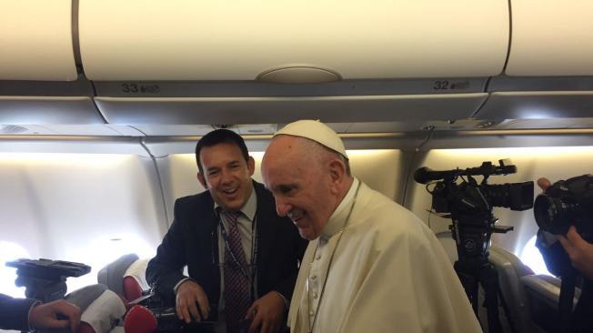 El papa Francisco en su vuelo hacia Colombia mientras saluda a los 72 periodistas que viajan con él.