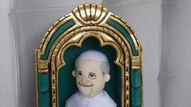 Este muñeco de Francisco se puede ver en Bogotá