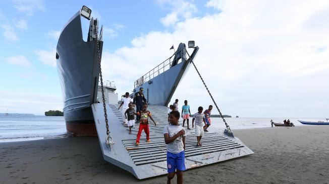 El camión de Cine Colombia llegó a Juanchaco en un buque de la Armada, la única forma que tenía de llegar a este corregimiento.