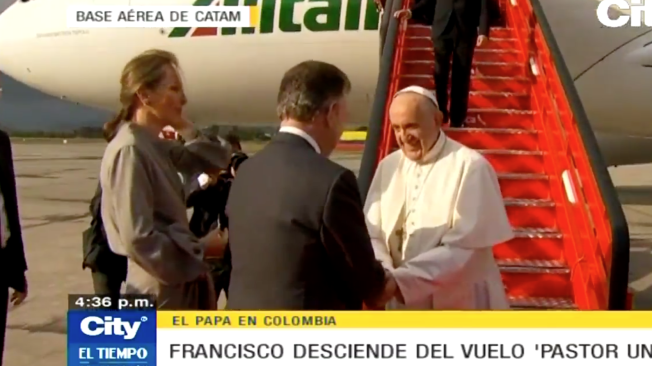 El papa Francisco saluda al presidente Juan Manuel Santos, tras   descender del avión que lo trajo a Colombia desde Roma, Italia.