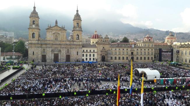 Miles de personas ya esperan al papa Francisco en la plaza de Bolívar.