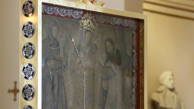 El papa Francisco colocó un rosario sobre el cuadro. Antes de dejar la Catedral, firmó el libro de honor.