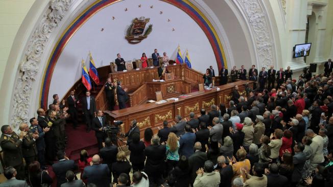 Los diputados que conforman la Asamblea Nacional Constituyente aplauden, luego de que Maduro, anunciara un proceso para establecer, con "un nuevo sistema", los precios máximos de venta al público en el país de 50 productos.