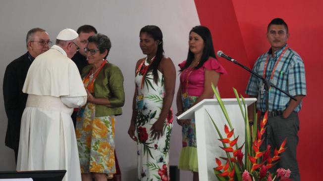 El papa Francisco conversa con un grupo de sobrevivientes de la guerra en un acto para promover la reconciliación con un grupo de víctimas del conflicto armado de más de medio siglo en Colombia durante su visita a Villavicencio.