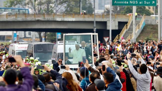 El sumo pontífice saluda a las miles de personas congregadas por toda la avenida Calle 26 para despedirlo.