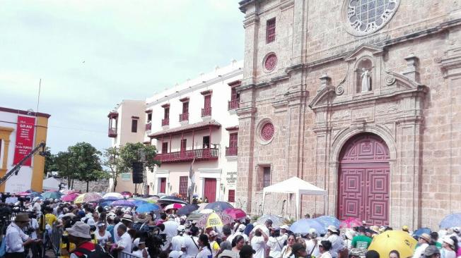 Muchas personas madrugaron para ubicarse en alguno de los puntos que visitará el papa Francisco en su paso por Cartagena.
