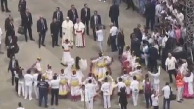 Danzas folclóricas reciben al Papa en Cartagena